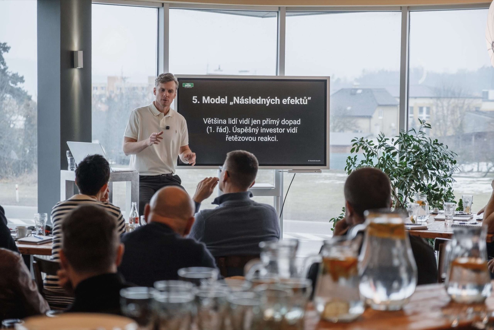 Dominik Kovařík na přednášce pro investory